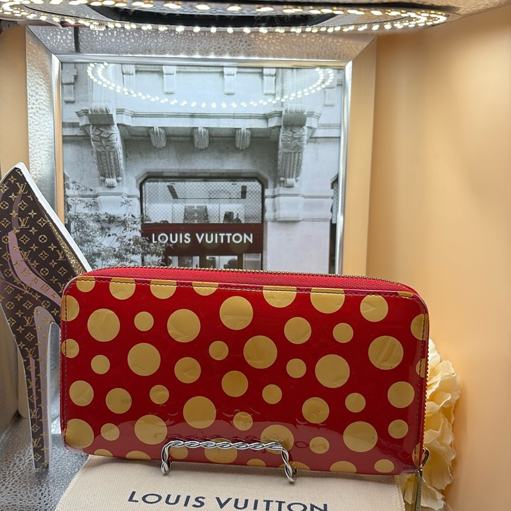 Full inclusion❤️🍀LV Limited Edition Yayoi Kusama Infinity Dot Vernis Zip -EUC- - Picture 11 of 11
